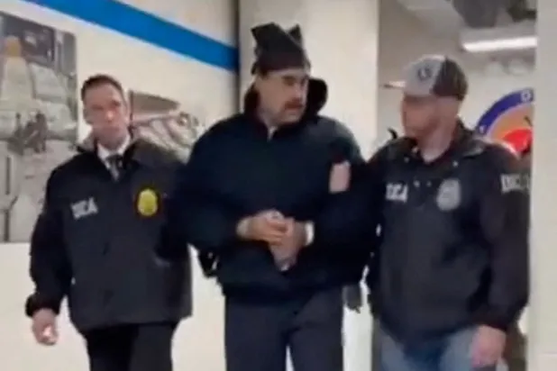 صورة نشرها حساب تابع للبيت الأبيض على «إكس» للرئيس الفنزويلي نيكولاس مادورو وهو رهن الاحتجاز (أ.ف.ب)