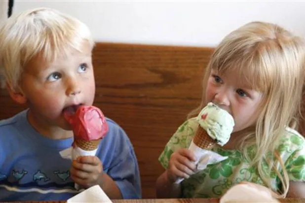 يربط كثير من الناس بين تناول الأطفال الأطعمة والمشروبات السكرية وبين زيادة نشاطهم وحركتهم (رويترز)