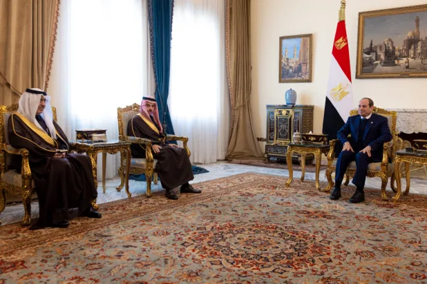 الرئيس المصري خلال استقباله وزير الخارجية السعودي في قصر الاتحادية (الخارجية السعودية)