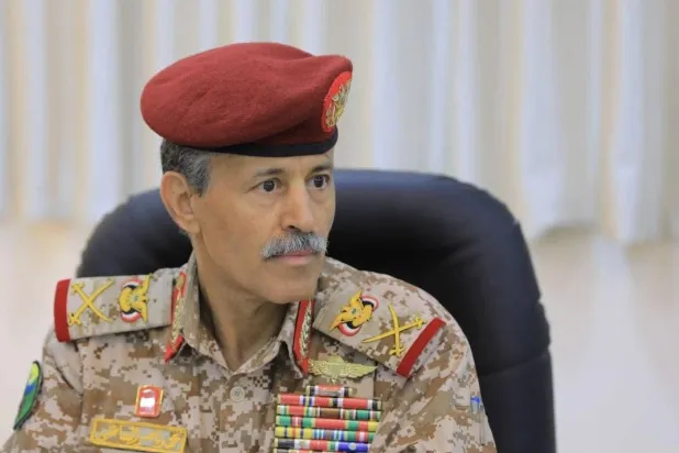 ظهور وزير دفاع الحوثيين لأول مرة شاحب الوجه ومتأثراً بإصابته (إعلام حوثي)