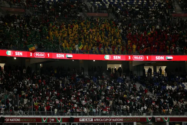 خيم الحزن على أوساط كرة القدم السنغالية عقب الإعلان عن وفاة مشجعة إثر حادث مروري (رويترز)