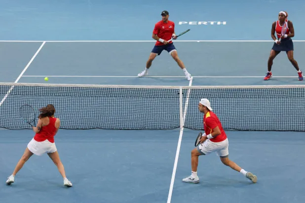 استعادت غوف اتزانها وتعاونت مع هاريسون في الطريق نحو التفوق على الثنائي الإسباني إيفون كافالي ريميرز وسيرفانتس (أ.ف.ب)