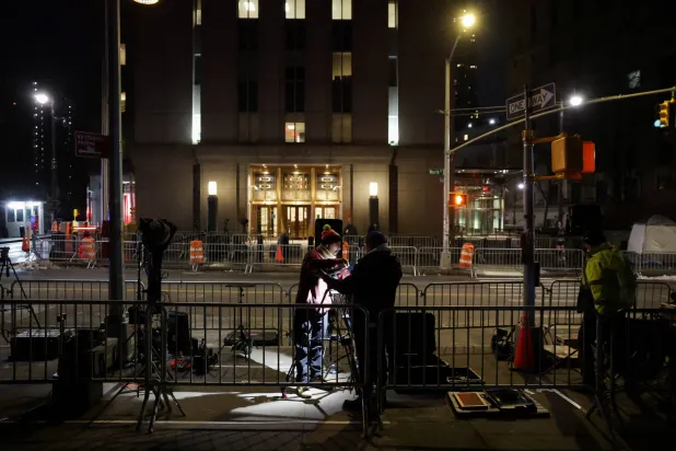 أعضاء من وسائل الإعلام في مانهاتن قبيل مثول الرئيس الفنزويلي نيكولاس مادورو أمام المحكمة الفيدرالية الأميركية (رويترز)