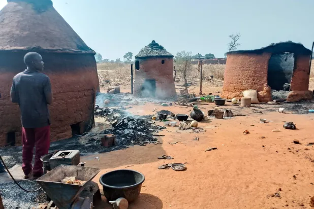 رجل ينظر إلى بقايا منزله بعدما هاجم مسلحون قرية سوكومبارا بولاية النيجر 4 يناير 2026 (رويترز)