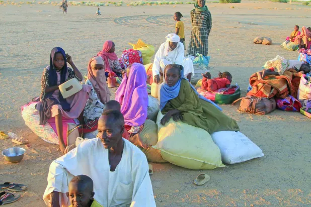 سودانيون فرّوا من الفاشر يستريحون لدى وصولهم إلى مخيم «الأفاد» للنازحين بمدينة الدبة شمال السودان في 19 نوفمبر 2025 (أ.ف.ب)
