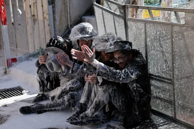 إسرائيليون من اليهود المتشددين بعد مواجهة مع الشرطة في القدس يوم الأحد خلال احتجاج ضد التجنيد (إ.ب.أ)