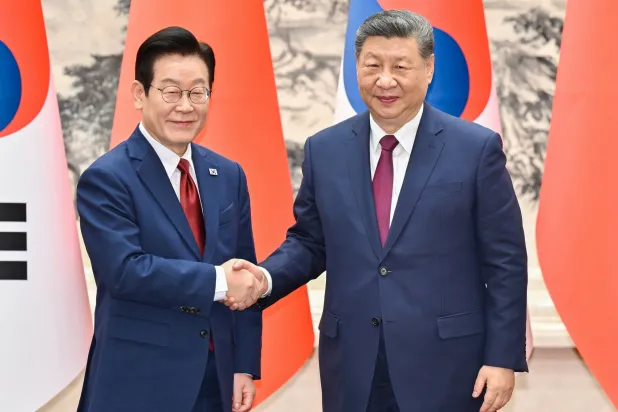 خلال لقاء الرئيس الصيني شي جينبينغ ونظيره الكوري الجنوبي لي جاي ميونغ في بكين اليوم (أ.ب)