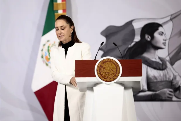 رئيسة المكسيك كلاوديا شينباوم تغادر القاعة حيث كانت تتحدث في مؤتمرها الصحافي اليومي قبيل وقوع الزلزال (إ.ب.أ)