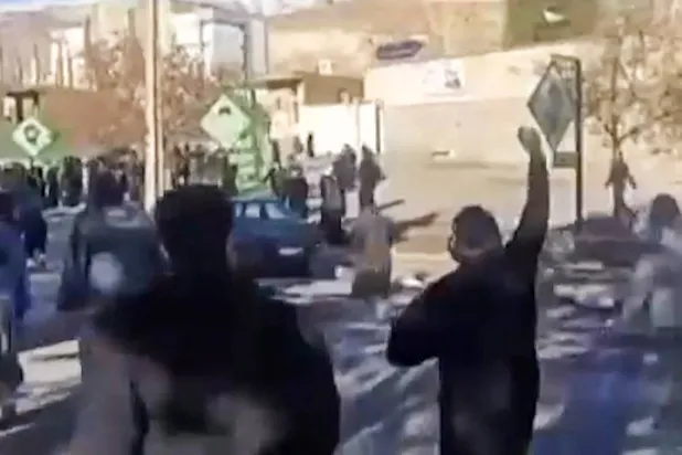 لقطة من فيديو تظهر محتجين في قضاء ملكشاهي بمحافظة إيلام غرب إيران (أ.ف.ب)