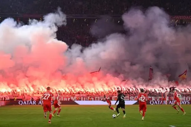 الألعاب النارية بمباراة سبورتنغ تجبر بايرن على إغلاق مدرج ملعبه الجنوبي (رويترز)