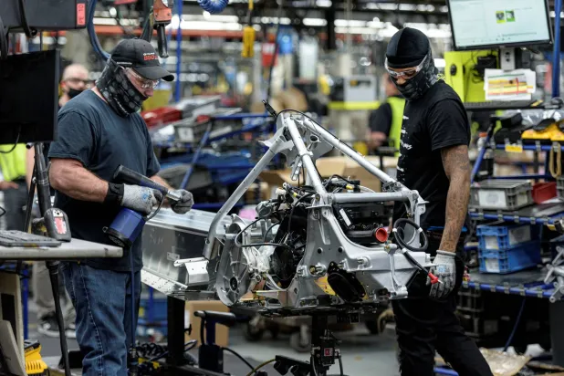 عمال على خط تجميع عربات الجليد «بولاريس» بمركز التصنيع والتجميع في روزاو بولاية مينيسوتا الأميركية (رويترز) 