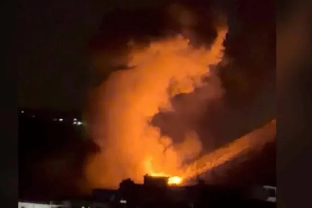 النيران تتصاعد من الموقع الذي استهدفته الغارة الإسرائيلية في بلدة المنارة بالبقاع الغربي (الوكالة الوطنية للإعلام)