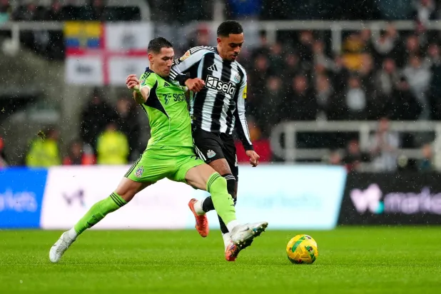 جو ويلوك لاعب نيوكاسل (يمين) تعرض لإساءات عنصرية (د.ب.أ)