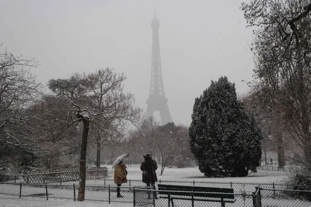 الثلوج في باريس (أ.ف.ب)