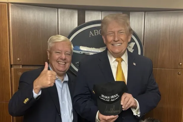 ABD’li Senatör Lindsey Graham dün, ABD Başkanı Donald Trump ile birlikte “İran'ı Yeniden Büyük Yap” yazılı bir şapkayı tutarken çekilmiş bir fotoğrafını paylaştı