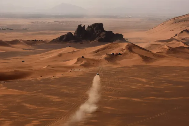 تواصلت الاثنين منافسات المرحلة الثانية من رالي داكار السعودية (رويترز)