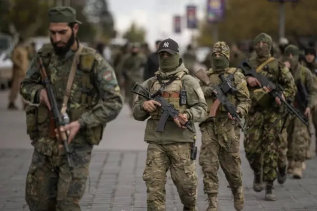 قوات من إدارة العمليات العسكرية خلال عرض عسكري في وسط دمشق بسوريا يوم 27 ديسمبر 2024 (أ.ب)