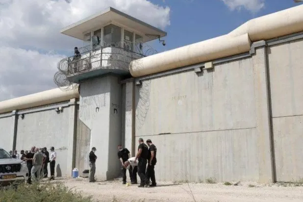 İsrail Cezaevleri Servisi'ne bağlı Gilboa Hapishanesi'nin önünden çekilmiş bir fotoğraf (EPA)