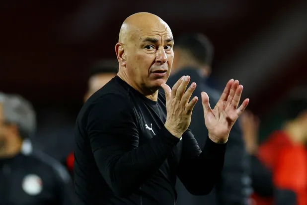 حسام حسن المدير الفني للمنتخب المصري (رويترز)