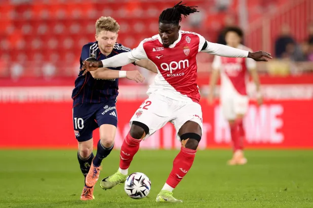 الغاني محمد ساليسو (يمين) مدافع موناكو الفرنسي (أ.ف.ب) 