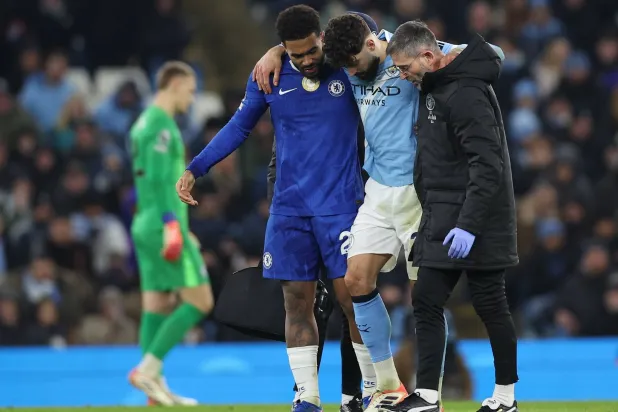 الكرواتي يوسكو غفارديول لاعب سيتي غادر ملعب الاتحاد مصاباً (إ.ب.أ)