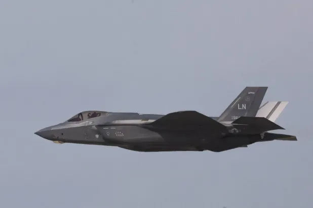 Bir F-35 savaş uçağı, 17 Kasım 2025'te Birleşik Arap Emirlikleri'nin Dubai kentinde düzenlenen Dubai Hava Gösterisi'nde (Reuters)