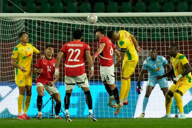 ياسر إبراهيم لاعب مصر (في الوسط) يسجل برأسه هدف منتخب بلاده الثاني في مرمى بنين (اب)