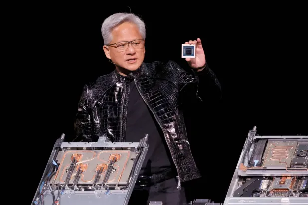 جنسن هوانغ يعلن انتقال «إنفيديا» من التركيز على بطاقات الرسوميات إلى عصر «الذكاء الاصطناعي الفيزيائي» (رويتزر)