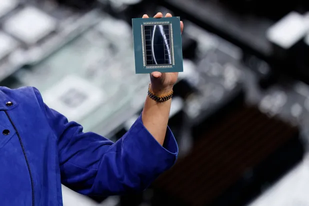 الكشف عن معالج «MI455» المخصص لأحمال الذكاء الاصطناعي الضخمة في فعالية «AMD» في لاس فيغاس (أ.ف.ب)