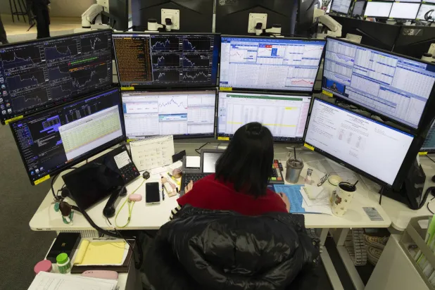 متداولة تعمل أمام شاشات التداول في بنك «هانا» بسيول (إ.ب.أ)