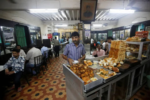 نادل يرتّب الأطباق في مطعم «بارس الإيراني» بمدينة مومباي (أرشيفية - رويترز)