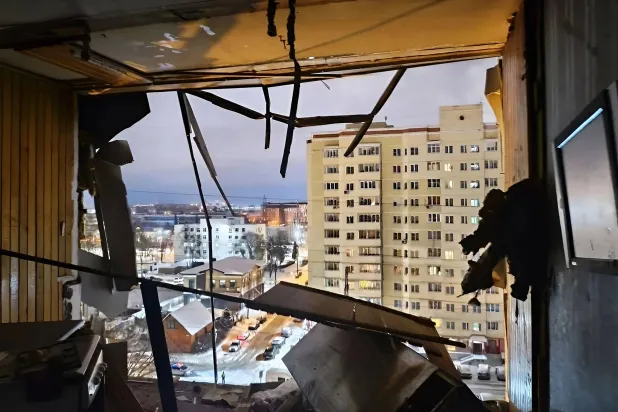 صورة التقطتها ونشرتها لجنة التحقيق الروسية في 6 يناير 2026 تظهر شقةً مُدمّرةً في مبنى سكني إثر هجوم بطائرة مُسيّرة في مدينة تفير (أ.ف.ب)