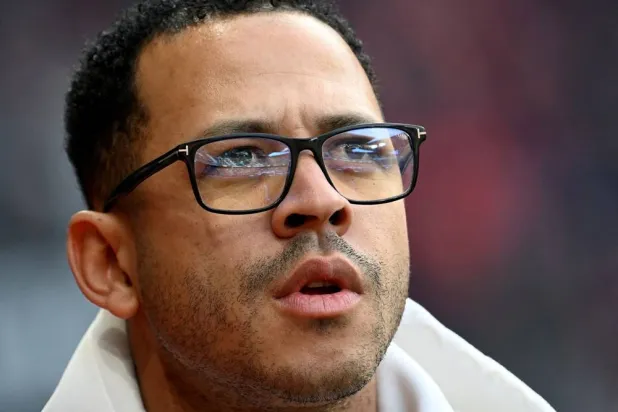 Strasbourg's British head coach Liam Rosenior reacts during the French L1 football match between Stade Rennais FC and RC Strasbourg Alsace at the Roazhon Park stadium in Rennes, western France, on November 2, 2025. (AFP) 