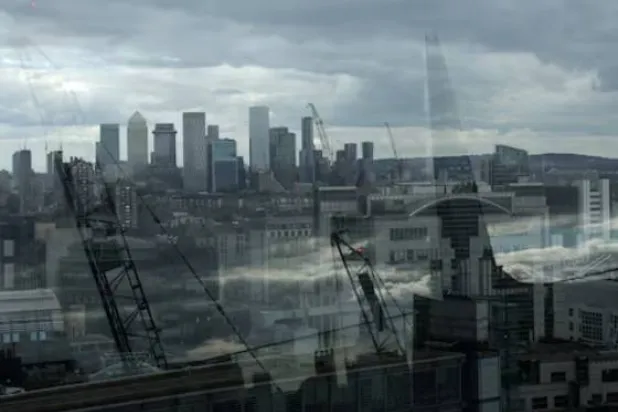 ناطحات سحاب كاناري وورف وذا شارد منعكسة على زجاج «غاردن آت 120» في الحي المالي بلندن (رويترز)