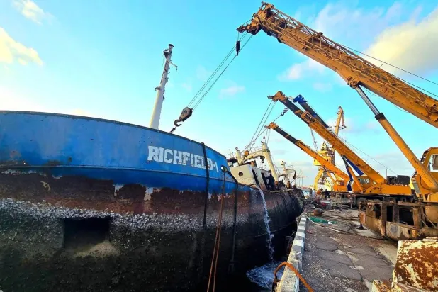 ثاني أكبر سفينة غارقة يجري انتشالها ضمن جهود إعادة تشغيل ميناء الاصطياد بعدن (إعلام حكومي)