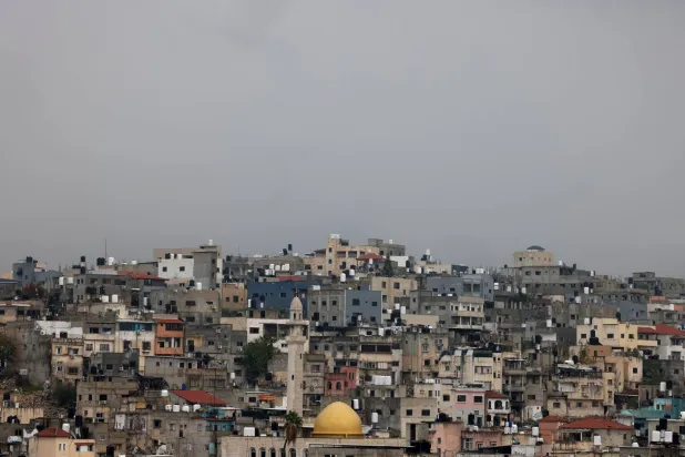 لقطة لمبانٍ خلال عملية عسكرية في مخيم نور شمس للاجئين بالقرب من مدينة طولكرم بالضفة الغربية (إ.ب.أ)