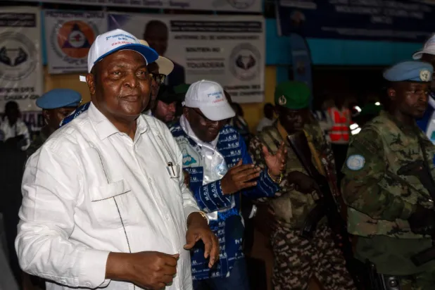 رئيس جمهورية أفريقيا الوسطى فوستين أرشانج تواديرا (يسار) يحضر مؤتمر حركة «القلوب المتحدة» في بانغي (أ.ف.ب)