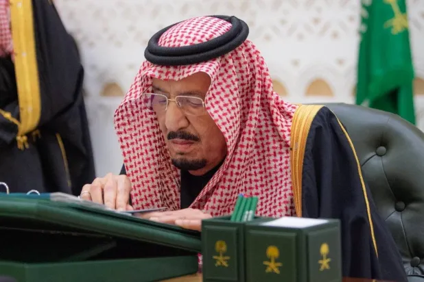 الملك سلمان بن عبد العزيز مترئساً جلسة مجلس الوزراء السعودي في الرياض الثلاثاء (واس)