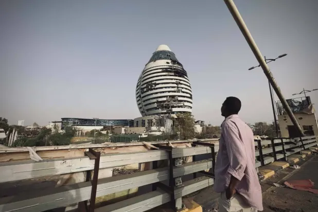 Port Sudan’dan dönecek hükümeti karşılamaya hazırlanan Hartum’daki simge yapılardan biri (Şarku’l Avsat)