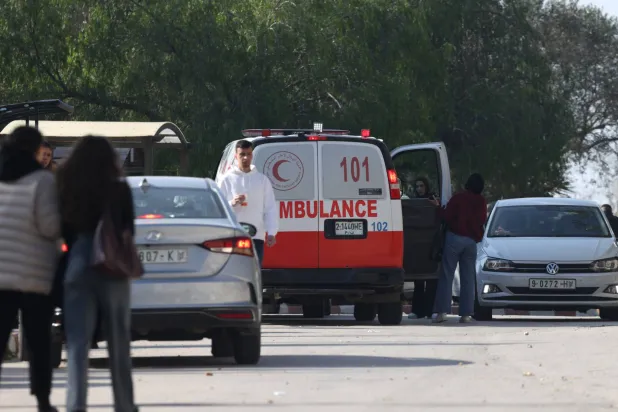 سيارة إسعاف في موقع اقتحام الجيش الإسرائيلي حَرم جامعة بيرزيت قرب رام الله بالضفة الغربية (إ.ب.أ)