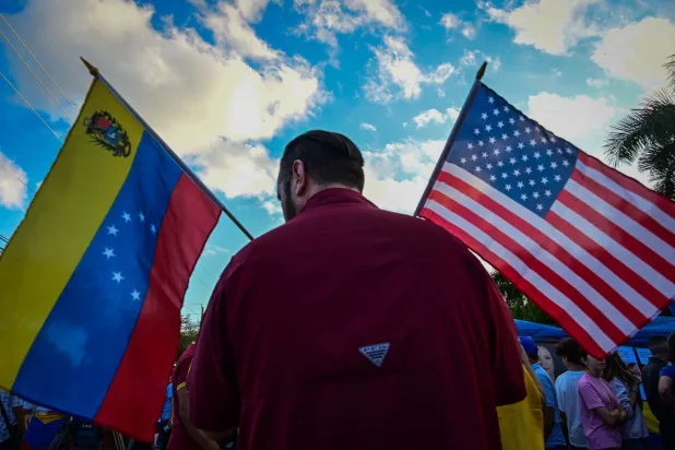 تظاهر معارضو الرئيس الفنزويلي نيكولاس مادورو في دورال بولاية فلوريدا 4 يناير 2026 (أ.ف.ب)