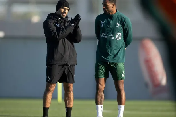 سعد الشهري يتحدث مع أحد اللاعبين خلال التدريبات (نادي الاتفاق)