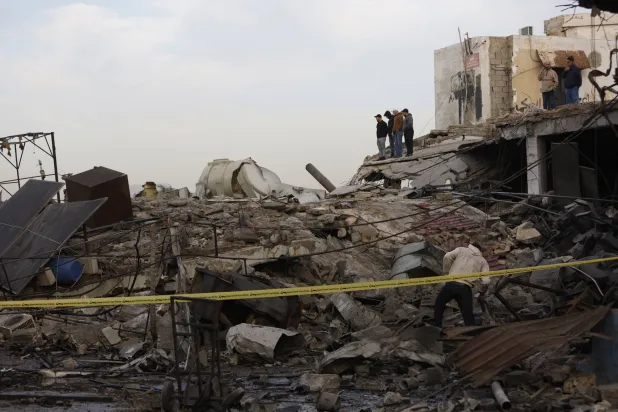 الدمار يظهر في مبنى صناعي إثر استهدافه بغارة جوية إسرائيلية قرب صيدا جنوب لبنان (د.ب.أ)