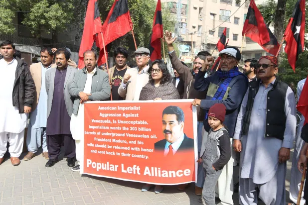 تحالف اليسار الشعبي في مسيرة احتجاجية ضد اعتقال الرئيس الفنزويلي نيكولاس مادورو (إ.ب.أ)