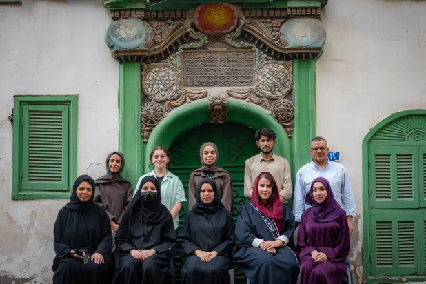 المقيمون أمام بوابة مدرسة الفلاح بجدة التاريخية (خاص)