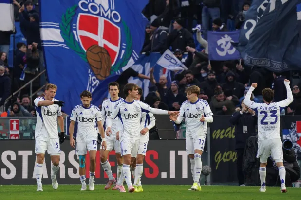 فرحة لاعبي كومو مع جماهيرهم الزائرة بالفوز على بيزا (د.ب.أ)