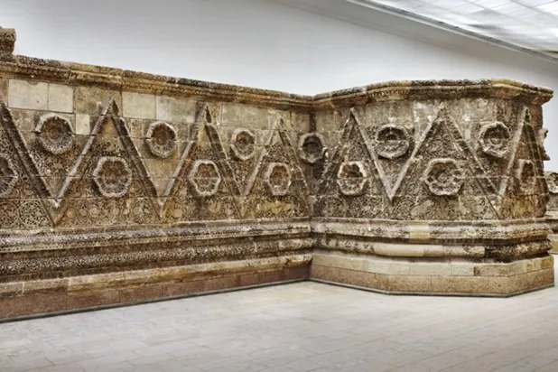 واجهة قصر المشتى في متحف الفن الإسلامي في برلين