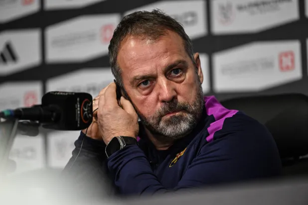 هانزي فليك المدير الفني لفريق برشلونة (تصوير: علي خمج) 