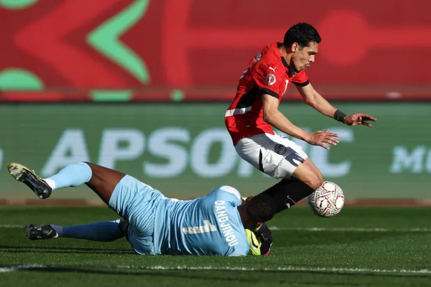 محمد حمدي لحظة إصابته في مواجهة بنين (أ.ف.ب)