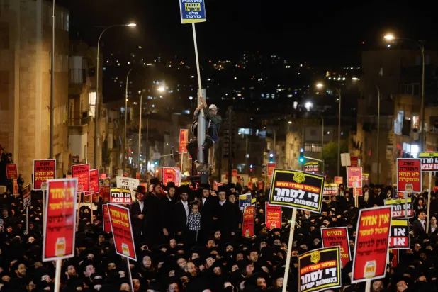 جانب من مسيرة الحريديم في القدس (رويترز)